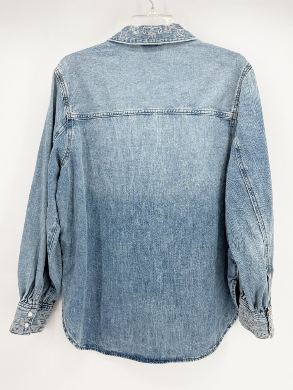 Universal Thread Denim Chambray Embroidered Pearl Snap Shirt Medium Wash M - Picture 4 of 12